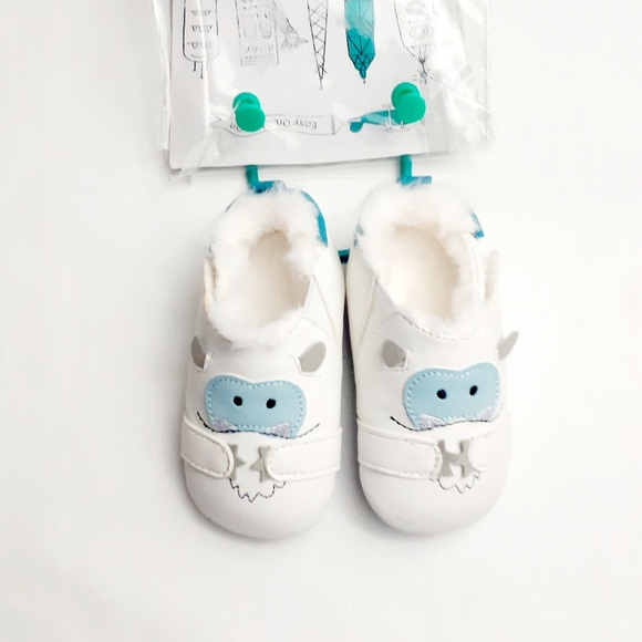 Ro + Me by ROBEEZ baby Yeti Crib Shoes 6-12 M - Picture 1 of 8